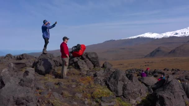 Grupo Turistas Contra Cenário Dos Incríveis Vulcões Kamchatka Vulcão Plosky — Vídeo de Stock
