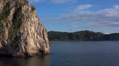 Görkemli uçurumların, tepelerin, dağların ve denizin havadan görünüşü. Kamçatka 'nın inanılmaz doğası. Kamçatka Yarımadası 'na git..