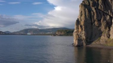 Kamçatka 'nın deniz manzarası var. Görkemli kayalıklar, tepeler, dağlar ve deniz. Kamçatka Yarımadası 'na git..