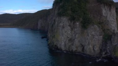 Kamçatka Yarımadası 'na git. Kamçatka 'nın inanılmaz doğası. Görkemli kayalıklar, tepeler ve dağlar. Deniz Burnu.