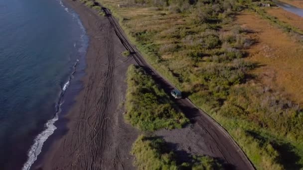 Küçük Bir Minibüs Siyah Volkanik Pex Bir Yolda Gidiyor Avacha — Stok video