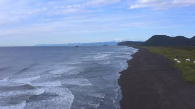 Kamçatka Yarımadası 'na git. Kamçatka 'nın deniz manzarası. Görkemli kayalıklar, tepeler ve dağlar. Kamçatka 'nın doğası.