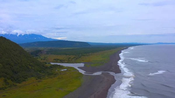 カムチャツカ半島への旅行 カムチャツカの海 雄大な崖 丘や山 カムチャツカの性質 — ストック写真