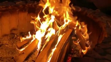 Kıvılcımlar ve parçacıklarla dolu büyük bir şenlik ateşinin heyecanlı videosu. Geceleri şenlik ateşi. Kamp ateşinin yavaş çekim videosu.