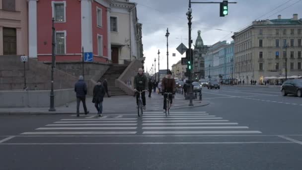 Saint Petersburg Russia December 2020 Twee Vrienden Fietsen Een Voetgangersoversteek — Stockvideo