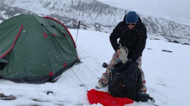 Gezgin ipi sırt çantasına koyar. Klyuchevskoy volkan parkında gezinti. Kamçatka Yarımadası 'na git..