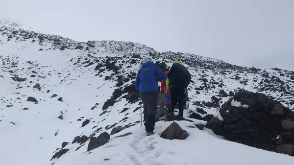 Grupa Turystów Dużymi Plecakami Idzie Pod Górę Mgle Wzdłuż Pokrytej — Zdjęcie stockowe