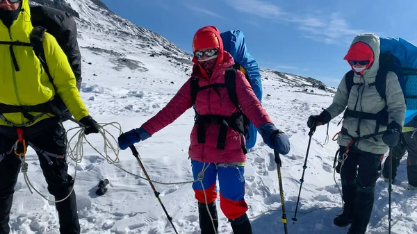 Büyük Sırt Çantalı Bir Grup Turist Bir Destenin Içinde Klyuchevskoy — Stok fotoğraf