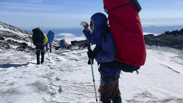 Büyük Sırt Çantalı Bir Dağcı Bir Video Kamerayla Kamçatka Nın — Stok fotoğraf