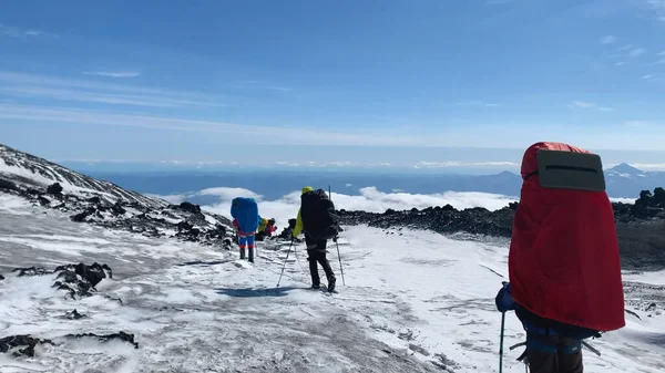 Los Escaladores Con Grandes Mochilas Descienden Montaña Nieve Trekking Parque — Foto de Stock