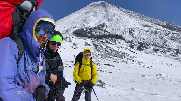 Tres Montañeros Viajeros Están Pie Del Volcán Klyuchevskaya Trekking Parque — Foto de Stock