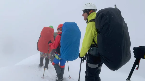 Büyük Sırt Çantalı Bir Grup Turist Sisli Kamçatka Nın Kar — Stok fotoğraf