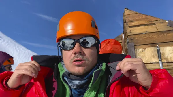 Fajny Brutalny Podróżnik Kasku Okularach Przeciwsłonecznych Trekking Parku Wulkanicznym Klyuchevskoy — Zdjęcie stockowe
