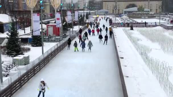 Moscow Rusia Decembrie 2020 Oamenii Patinează Gheață Într Parc Frumos — Videoclip de stoc