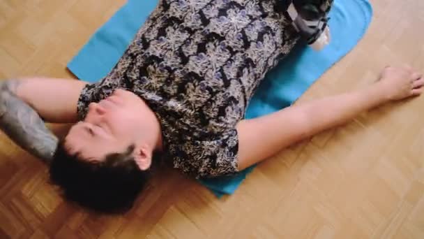 Tânărul Scutură Presa Tipul Stă Podea Face Exerciţiu Muşchii Abdominali — Videoclip de stoc