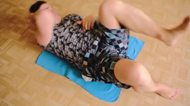 Tişörtlü Şortlu Bir Adam Karın Egzersizi Yapıyor Adam Basını Sallıyor — Stok video
