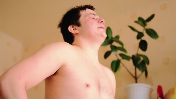 Przystojny Facet Nagim Tułowiem Odpoczywa Ciężkich Ćwiczeniach Odzyskuje Oddech Myje — Wideo stockowe