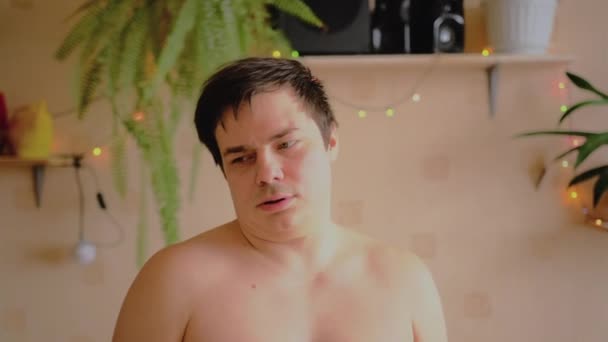 Przystojny Facet Nagim Tułowiem Odpoczywa Ciężkich Ćwiczeniach Facet Przywraca Oddech — Wideo stockowe