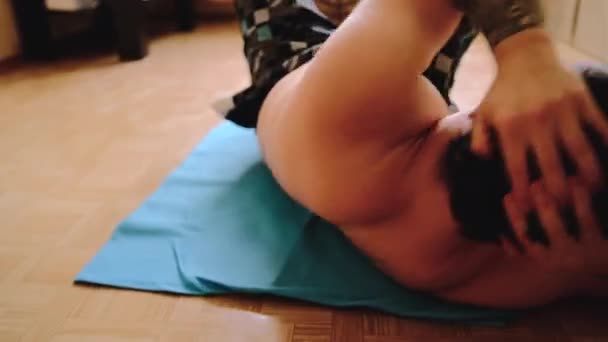 Guy Shorts Pumps Abs Twisting Torso Man Doing Exercise Abdominal — Video Stock