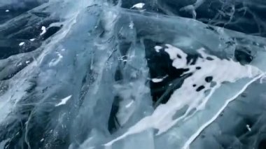 Baykal Gölü 'nde inanılmaz bir kayak. Temiz ve pürüzsüz buzla güzel bir kış manzarası. Derin çatlakları olan mavi şeffaf buz. Rusya 'nın doğal simgesi.