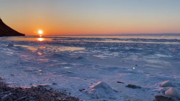 北方结冰的湖上日出 令人惊奇 两个冬天的帐篷矗立在贝加尔湖的冰上 冰封湖北景观全景 Olkhon岛的冰雹 — 图库视频影像