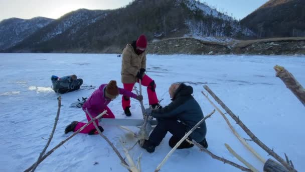 Két Lány Fát Fűrészel Egy Kétkezes Fűrésszel Este Három Turista — Stock videók