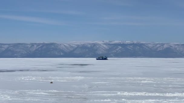 ロングショット 空気クッションの上に底を持つ車は凍結湖バイカルの氷の上に滑ります 安全で快適なKhivusホバークラフトでバイカル湖の周りの旅行 — ストック動画