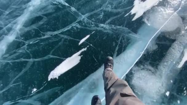 Een Man Loopt Bevroren Lake Baikal Met Blauw Transparant Ijs — Stockvideo