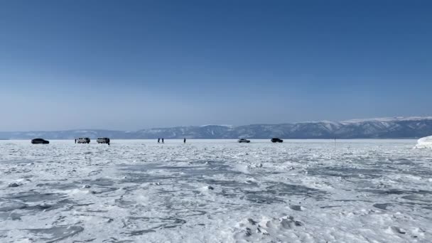 Панорама Замерзшего Озера Байкал Место Высадки Туристов Осмотра Достопримечательностей Острова — стоковое видео