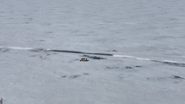 Auto Rijdt Langs Het Bevroren Baikalmeer Niet Ver Van Berg — Stockvideo