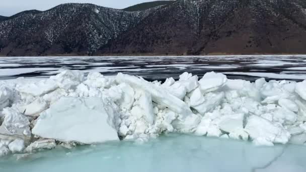 凍結湖バイカルのパノラマ 氷のハンモックの壁 深い亀裂や雪の島と青透明な氷と美しい冬の風景 オルホン島 — ストック動画