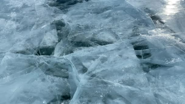 Bricht Der Kerl Ein Stück Glattes Blaues Eis Des Gefrorenen — Stockvideo