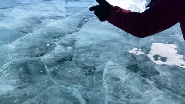 Zeitlupenvideo Ein Mann Bricht Ein Stück Eis Auf Dem Glatten — Stockvideo