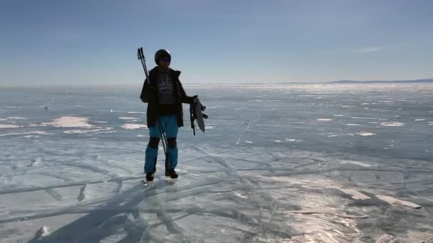 贝加尔 Irkutsk Region Russia 2021年3月11日 一位男性向导讲述了他是如何在冰冻的贝加尔湖冰上滑行的 美丽的冬季风景 清澈光滑的蓝色透明冰 有深深的裂缝 — 图库视频影像