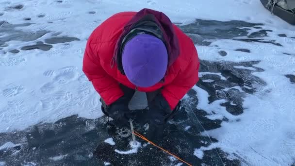 Baikkutsk Region Russia March 2021 경험이 관광객 빙판을 깨려고 시도하다 — 비디오