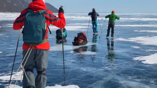 Baikal Región Irkutsk Rusia Marzo 2021 Grupo Chicos Patinando Sobre — Vídeos de Stock