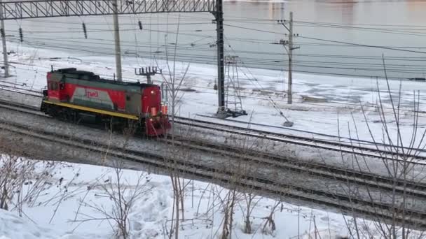 Irkutsk Russia 2021年3月8日 俄罗斯铁路的前车沿着伊尔库茨克的安加拉河行驶 冬季风景 伊尔库茨克市全景 — 图库视频影像