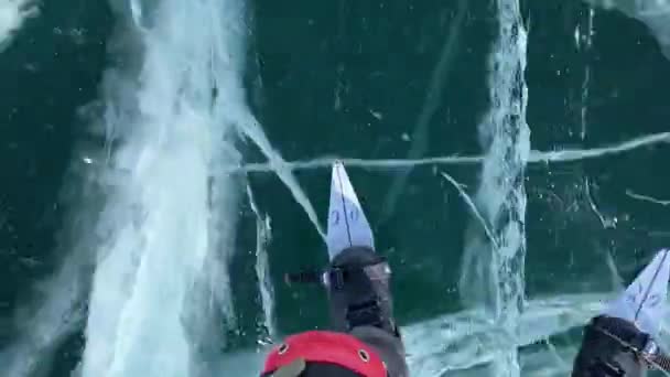 Человек Катается Коньках Замерзшему Озеру Байкал Вид Сверху Ноги Крупным — стоковое видео