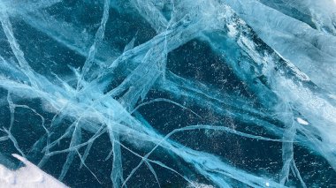 Donmuş Baykal Gölü 'nün muhteşem benzersiz deseni. Yukarıdan bak. Mavi şeffaf pürüzsüz buz ve derin çatlaklar. Rusya 'nın doğal simgesi.
