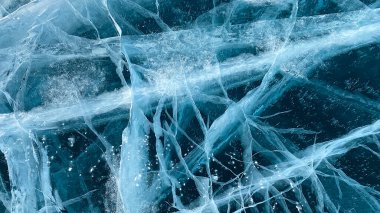 Donmuş Baykal Gölü 'nün muhteşem benzersiz deseni. Yukarıdan bak. Mavi şeffaf pürüzsüz buz ve derin çatlaklar. Rusya 'nın doğal simgesi.