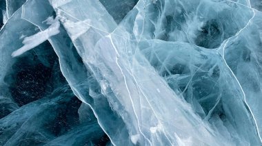 Donmuş Baykal Gölü 'nün inanılmaz deseni. Mavi şeffaf pürüzsüz buz ve derin çatlaklar. Yukarıdan bak. Rusya 'nın doğal simgesi.