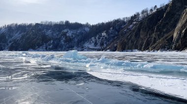 Baykal Gölü 'nün buzlu mırıltıları. Büyük, aşılamaz buz kütleleri. Baykal Gölü 'nün kuzey manzarası. Olkhon Adası, Rusya 'nın doğal bir simgesi..