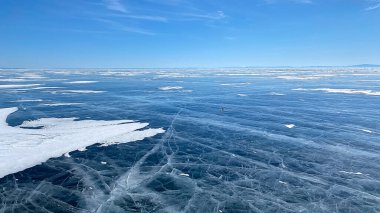 Baykal Gölü 'nün güzel manzarası. Mavi şeffaf, pürüzsüz, derin, eşsiz çatlakları olan buz. Rusya 'nın doğal simgesi.