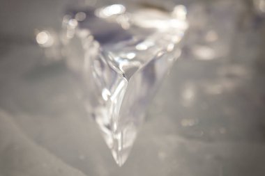 Tavan penceresinde inanılmaz buz parçaları var. Çatlakları karla kaplı şeffaf buz. Güzel soyut benzersiz buz deseni. Kış doğal arka plan. Baykal Gölü 'nün donmuş mırıltıları.