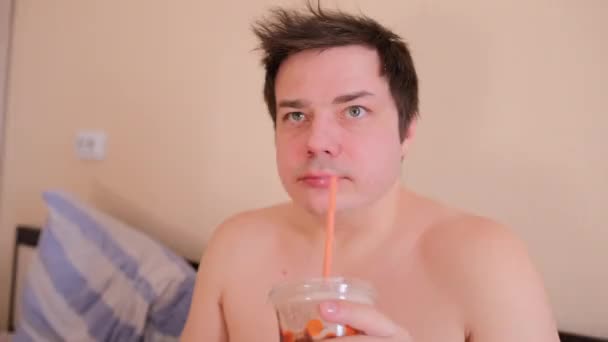 Frühstück Bett Ein Zotteliger Dicker Mann Mit Nacktem Oberkörper Sitzt — Stockvideo