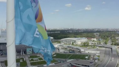 SAINT PETERSBURG / RUSSIA - 1 Haziran 2021: 2020 Dünya Kupası 'nda UEFA bayrağı. 2020 Avrupa Şampiyonası resmi logosu. Yakın plan. Gazprom Stadyumu.