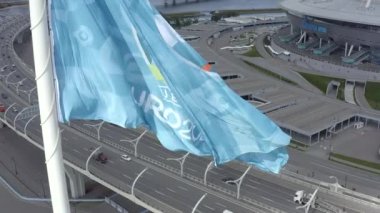 SAINT PETERSBURG / RUSSIA - 1 Haziran 2021: 2020 Dünya Kupası 'nda UEFA bayrağı. 2020 Avrupa Şampiyonası resmi logosu. Yakın plan..