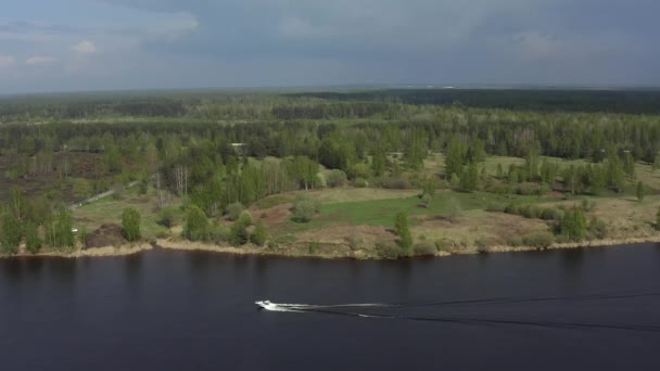 Barco Branco Navega Longo Rio Passando Pelos Campos Florestas Rússia — Vídeo de Stock