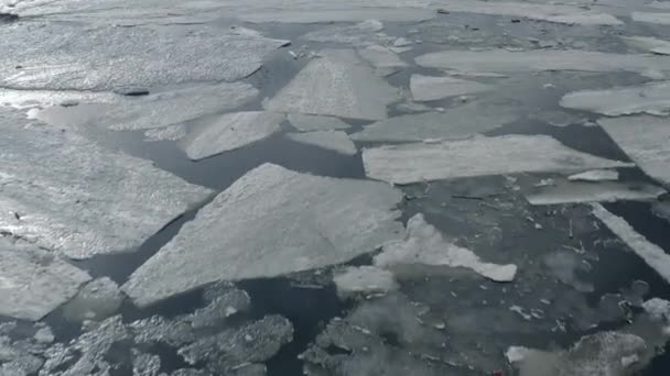 Gelo Partiu Rio Flocos Gelo Diferentes Tamanhos Flutuam Água Pedaços — Vídeo de Stock