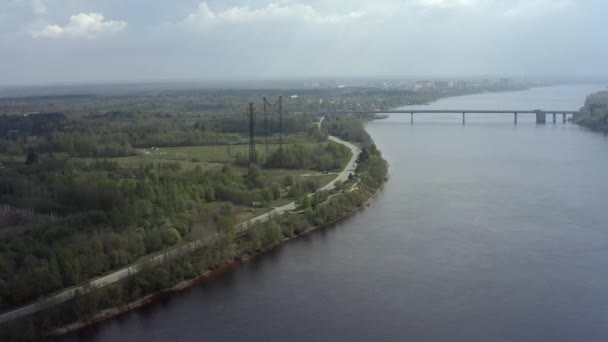 川と道路上のコッパーの飛行 地平線の橋 高さからロシアの自然の美しい景色 — ストック動画